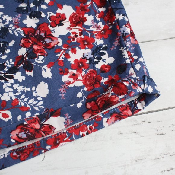 Bandolino Women's Floral Denim Shorts Size 12 Amy Short Blue Red White - Picture 3 of 6